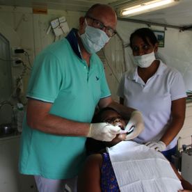Zahnarzt ohne Grenzen - Auslandeinsatz - am arbeiten